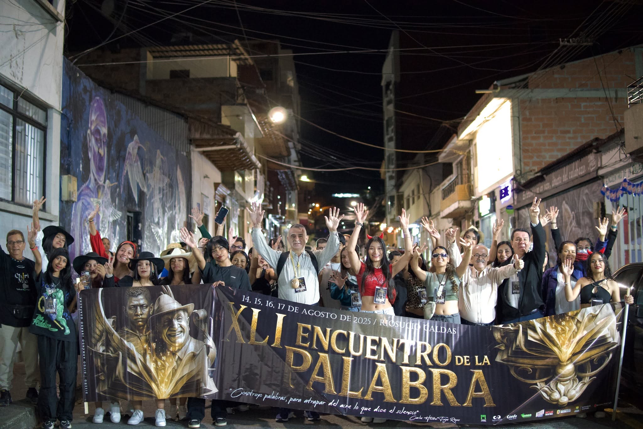 Ciudadanos felices en la calle con una pancarta del Encuentro de la Palabra