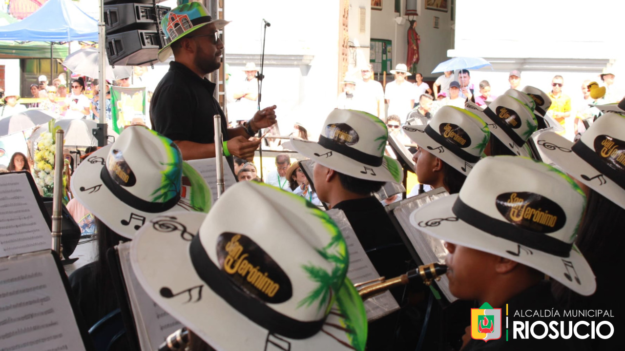 Orquesta juvenil, con sombreros decorados