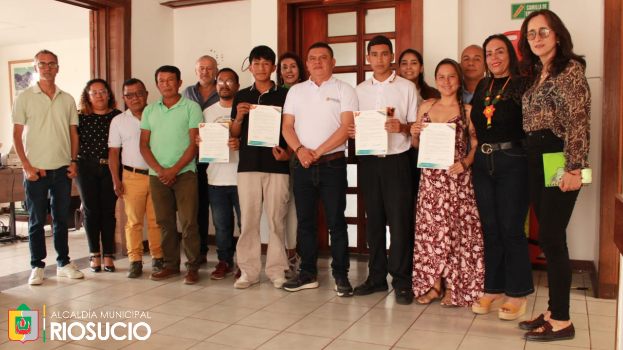 Jóvenes exhibiendo sus diplomas junto al Alcande y otras personas