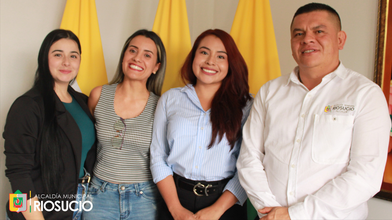11_imagen-equipo-psicosocial Alcalde y mujeres del equipo psicosocial