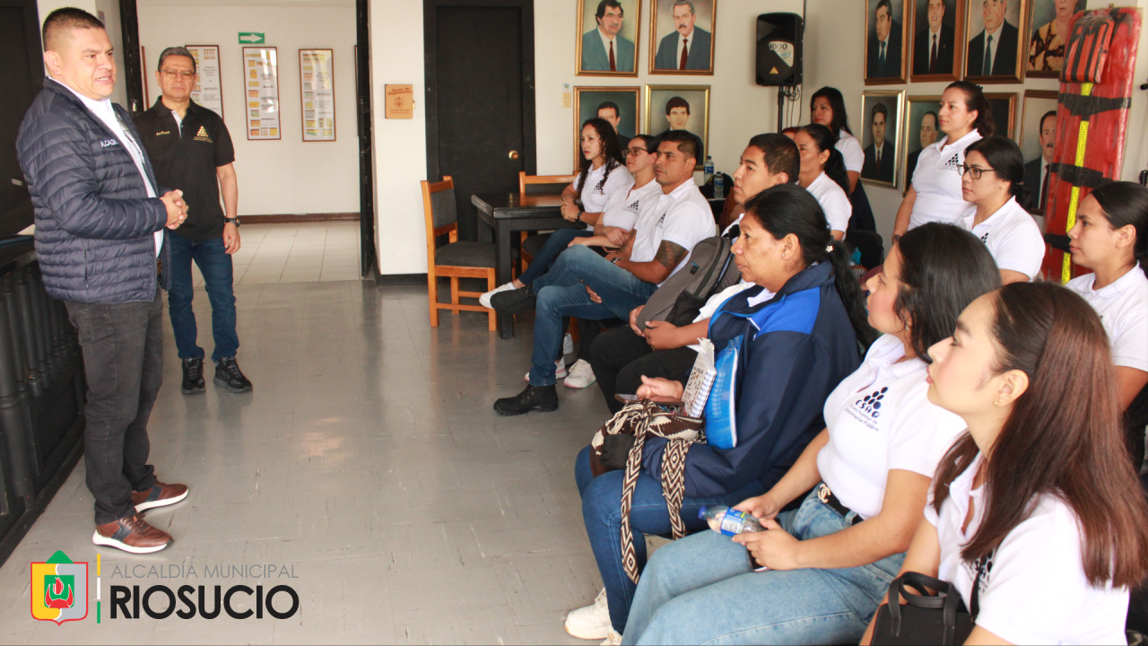 Alcalde exponiendo ante grupo de la ESAP
