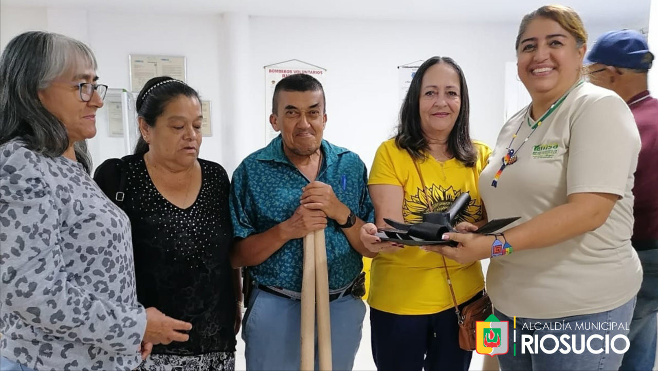 29_imagen-kits-jac Funcionaria entregando kits a ciudadanos de las juntas de acción comunal