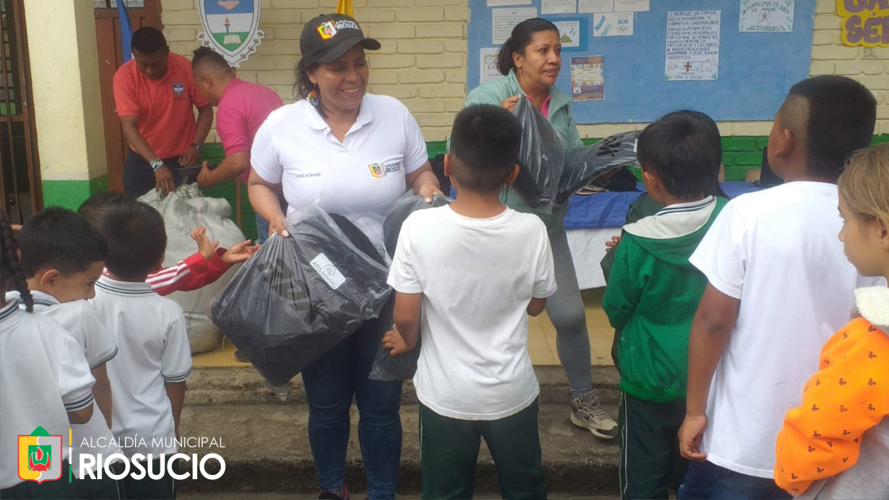 30_imagen-kits-escolares Funcionarios entregando kits escolares a niños