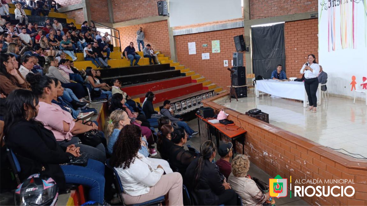 Expositora ante grupo de ciudadanos