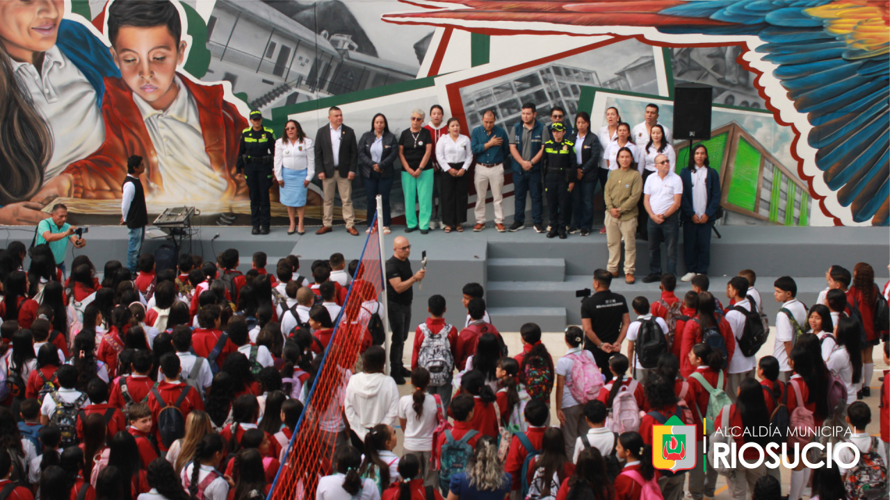 39_imagen-regreso-a-la-normal Grupo de docentes frente a muchos estudiantes