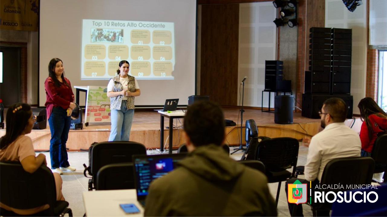 Expositoras en auditorio