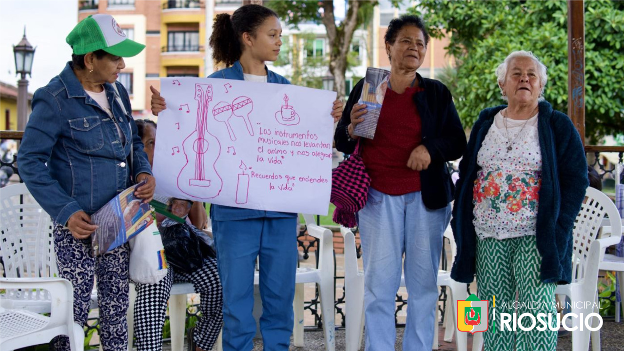 43_imagen-transitando-la-palabra Mujeres socializando mensaje con una pancarta