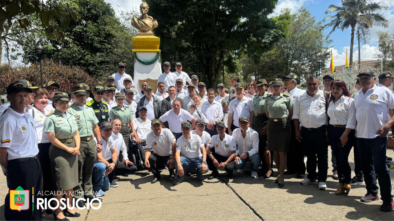 Miembros de la policía y veteranos junto a busto de Simón Bolivar