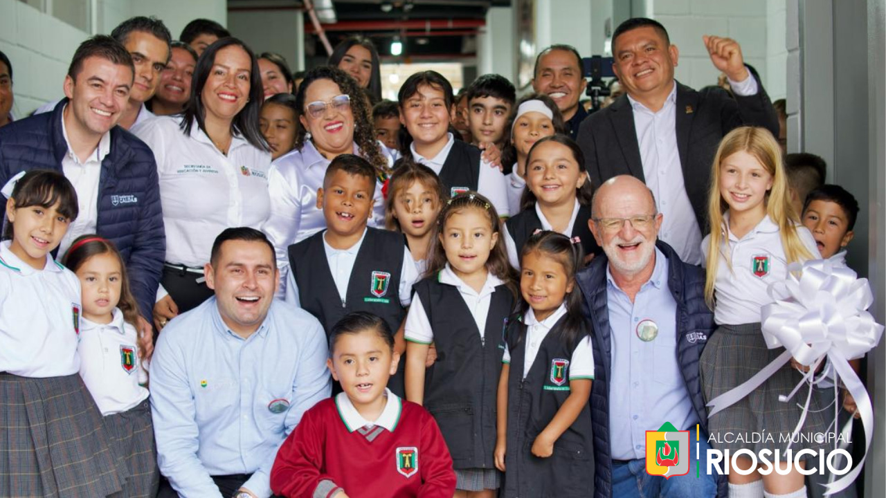 50_imagen-inauguracion-normal Funcionarios y niños sonriendo