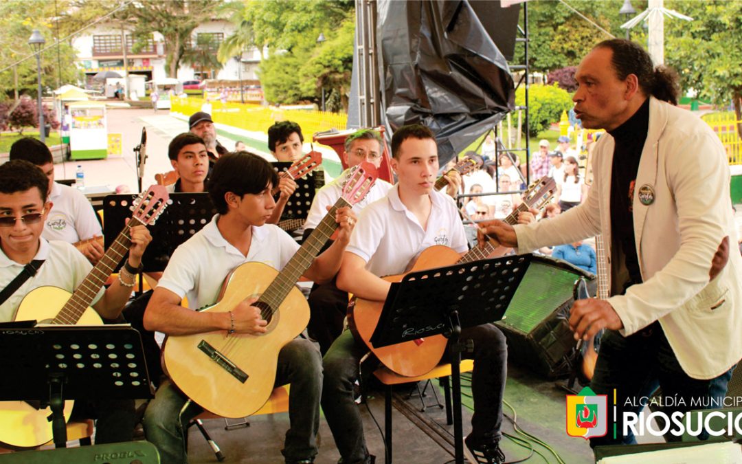 Programas de formación cultural de danza, dibujo pintura, teatro, chirimía tradicional, estudiantina, papayera, coros, piano, Jazz y los programas bibliotecarios