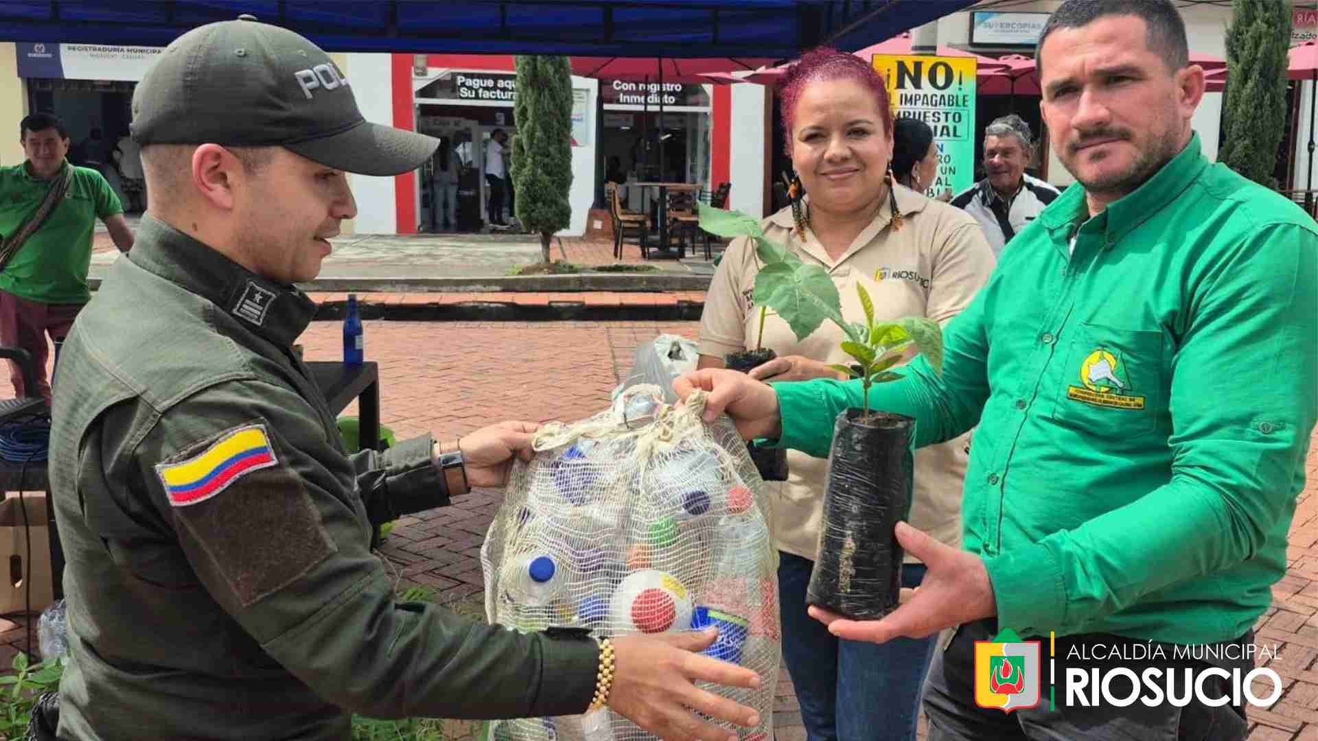 Ciudadanos intecambiando basura por plantas