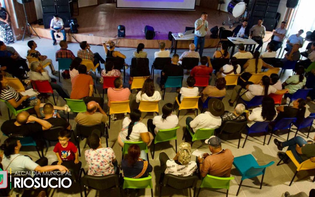 Mesa de trabajo con comerciantes de la plaza de mercado